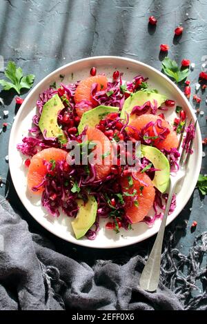 Salade de chou rouge avec avocat, pamplemousse et grenade. Alimentation. Vue de dessus. Banque D'Images