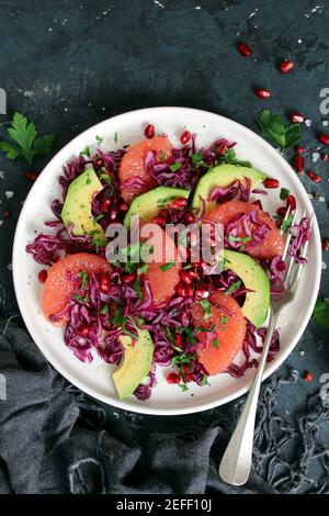 Salade de chou rouge avec avocat, pamplemousse et grenade. Alimentation. Vue de dessus. Banque D'Images