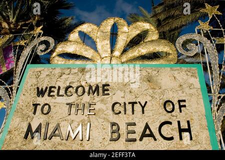 Vue à angle bas d'un panneau de bienvenue, Miami Beach, Floride, États-Unis Banque D'Images