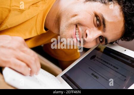 Portrait d'un jeune homme à l'aide d'un ordinateur portable Banque D'Images