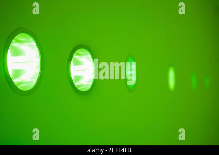 Gros plan des lumières électriques sur un mur de suite Banque D'Images