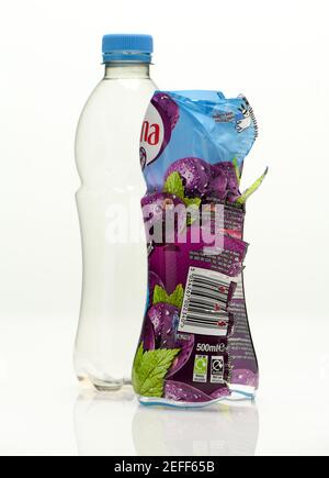 Les images des pochettes en plastique sur les bouteilles à usage unique ne sont pas encore recyclables et doivent être retirées, mais combien de personnes savent cela ou le font. Banque D'Images