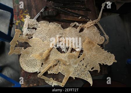 Marionnettes en cuir inachevé de Rama pour le théâtre de wayang kuli vu dans le magasin d'artisanat de Classic Wayang à Yogyakarta, Central Java, Indonésie. Le théâtre traditionnel de marionnettes connu sous le nom de wayang kulis est répandu sur les îles de Java et Bali en Indonésie. Les marionnettes de wayang kuli sont faites de cuir de buffle. La production d'une marionnette prend environ six jours. Chaque personnage a ses propres caractéristiques et peut être facilement identifié par les spectateurs. Par exemple, Rama, le personnage central de l'épopée indienne Ramayana, est toujours représenté avec un long nez et portant une couronne. Péages utilisés pour l'orientation des marionnettes Banque D'Images