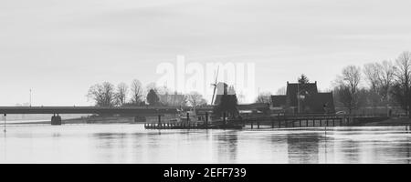 Vue panoramique sur la rivière IJssel avec moulin à vent et pont Le long du Deventer à Overijssel aux pays-Bas Banque D'Images