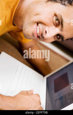 Portrait d'un jeune homme à l'aide d'un ordinateur portable Banque D'Images