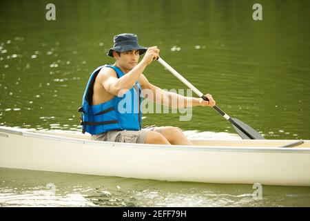 Portrait d'un homme adulte moyen en bateau dans une rivière Banque D'Images