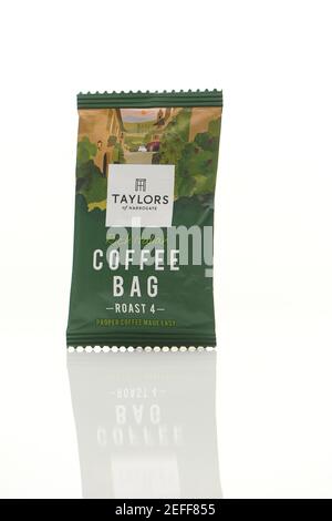 Taylors Sac de café campagne de publipostage gratuit échantillons marketing promotion tourné sur fond blanc avec réflexion. Banque D'Images