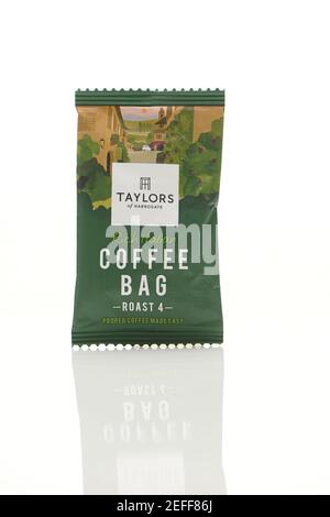 Taylors Sac de café campagne de publipostage gratuit échantillons marketing promotion tourné sur fond blanc avec réflexion. Banque D'Images