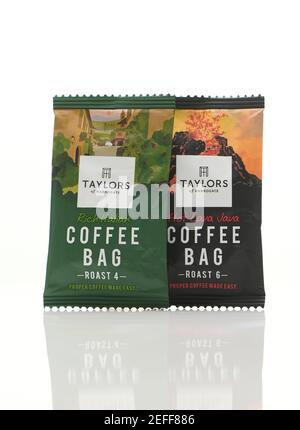 Taylors Sac de café campagne de publipostage gratuit échantillons marketing promotion tourné sur fond blanc avec réflexion. Banque D'Images