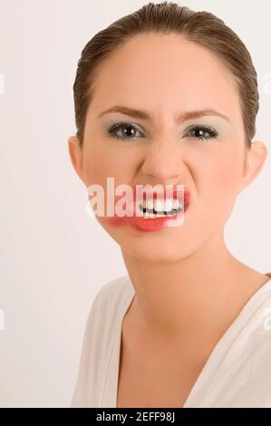 Portrait d'une jeune femme avec ses lèvres salissantes Banque D'Images