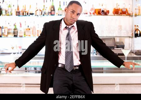 Portrait d'un homme d'affaires appuyé contre un comptoir de bar Banque D'Images