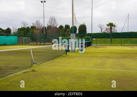 Un court de tennis vide dans un centre sportif dans un Station touristique en hiver dans le nord de l'Italie Banque D'Images