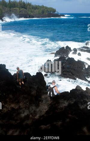 Vue arrière d'une falaise pour deux personnes, Kehena Beach, Big Island, Hawaii Islands, USA Banque D'Images
