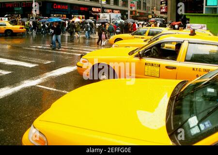 Taxi jaune en attente au passage à Zébra Banque D'Images