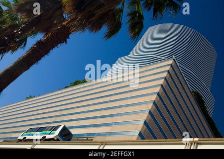 Vue à angle bas d'un bâtiment, Miami, Floride, États-Unis Banque D'Images