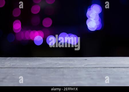 image d'une table en bois blanc gris en bois devant arrière-plan flou abstrait des lumières Banque D'Images