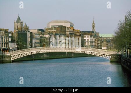 Pont au-dessus d'une rivière, Half Penny Bridge, River Liffey, Dublin, République d'Irlande Banque D'Images