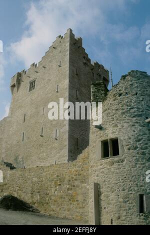 Vue à angle bas d'un château, château de Ross, Killarney, comté de Galway, République d'Irlande Banque D'Images