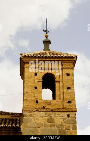 Vue à angle bas d'une girouette sur une église, Tolède, Espagne Banque D'Images