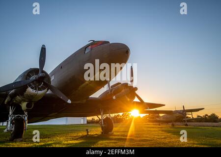 Coucher de soleil derrière DC-3 assis à l'extérieur de l'aéroport Massey, Massey, MD Banque D'Images