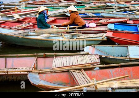 Deux femmes assises dans le bateau, Dong Hoi, Vietnam Banque D'Images