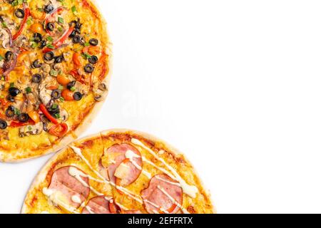 bannière de deux pizzas différentes, isolées sur fond blanc avec espace de copie, salami, champignons, tomaton, pepperoni, tomates cerises, ananas et fromage Banque D'Images