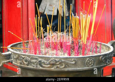 Gros plan de la combustion de bâtonnets d'encens, Hanoï, Vietnam Banque D'Images