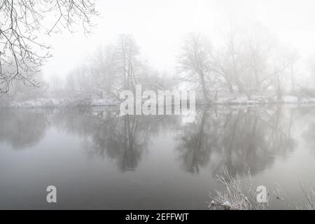 Réflexions brumeuses dans la rivière Teviot, aux frontières écossaises, au Royaume-Uni Banque D'Images