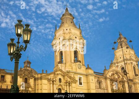 Vue à angle bas d'une cathédrale, Cathédrale de Lima, Lima, Pérou Banque D'Images