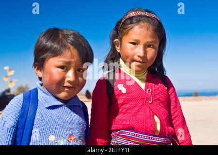 Portrait d'une fille avec un garçon, île Taquile, lac Titicaca, Puno, Pérou Banque D'Images