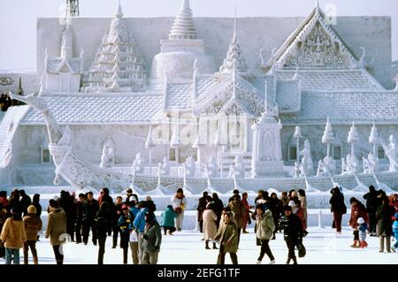 Touriste devant une sculpture sur neige, Palais Royal de BangkokÅs, Festival de neige, Sapporo, Japon Banque D'Images