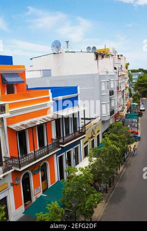 Bâtiments le long d'une route, le vieux San Juan, San Juan, Puerto Rico Banque D'Images