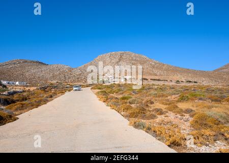 Une route sur la côte sud de l'île de Folegandros. Cyclades, Grèce Banque D'Images