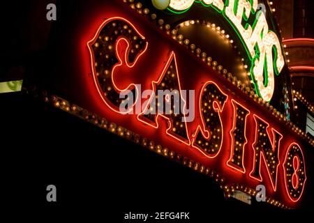 Vue à angle bas d'un panneau de casino au néon, Las Vegas, Nevada, États-Unis Banque D'Images