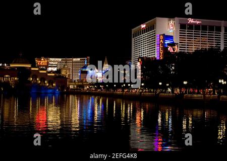 Bâtiments au bord de l'eau, Las Vegas, Nevada, États-Unis Banque D'Images