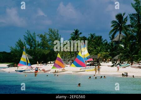 Voiles colorées sur une plage, Treasure Island, Abaco, Bahamas Banque D'Images