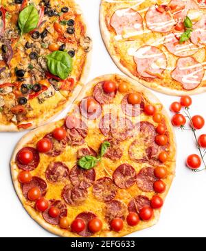 différentes sortes de pizzas dans assortiment avec basilic vert, champignons, tomates, fromage, poivre pour le menu. Gros plan. Repas de restauration rapide ou pizza de fête dinn Banque D'Images