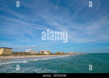 Bâtiments au bord de l'eau, Cocoa Beach, Floride, États-Unis Banque D'Images