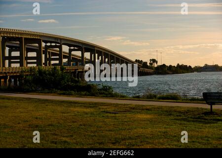 Pont sur une rivière, Cocoa Beach, Floride, États-Unis Banque D'Images