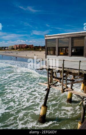 Pier dans la mer, Cocoa Beach, Floride, États-Unis Banque D'Images