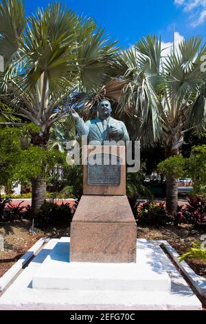 Buste sur un piédestal devant les arbres, Sir Milo Boughton Butler, Rawson Square, Nassau, Bahamas Banque D'Images