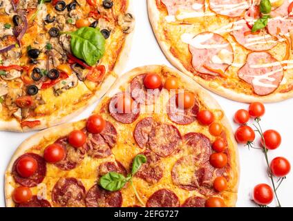différentes sortes de pizzas dans assortiment avec basilic vert, champignons, tomates, fromage, poivre pour le menu. Gros plan. Repas de restauration rapide ou pizza de fête dinn Banque D'Images