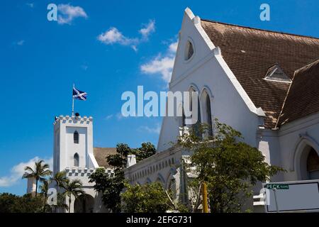 Vue à angle bas des bâtiments, église presbytérienne d'Écosse de St Andrews, Nassau, Bahamas Banque D'Images