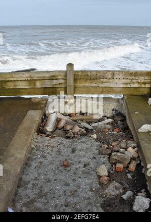 Vers l'ouest Ho ! Dégâts causés par les tempêtes aux défenses de la mer Banque D'Images