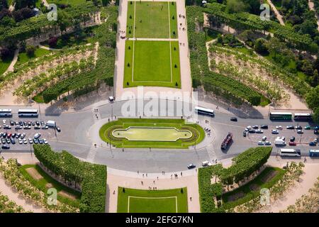 Vue en grand angle d'un cercle de circulation, champ de Mars, Paris, France Banque D'Images