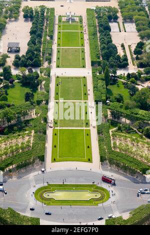 Vue aérienne d'un cercle de circulation, champ de Mars, Paris, France Banque D'Images