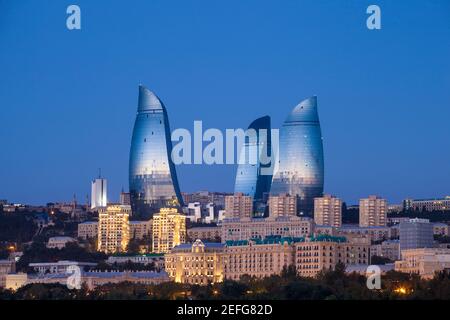 Azerbaïdjan, Bakou, vue sur la ville et les tours des flammes Banque D'Images