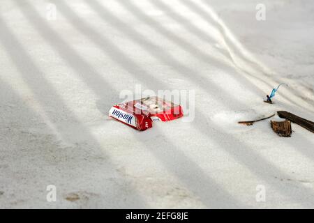 3 février 2017, - Moscou, Russie: Paquet rouge de cigarettes Winston dans la neige pour usage éditorial Banque D'Images