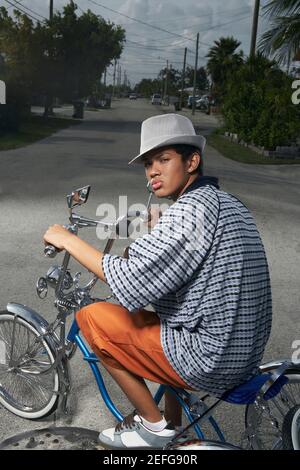 Portrait d'un adolescent sur un vélo low rider location Banque D'Images