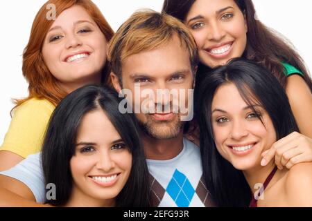 Portrait of a Mid adult man posant avec quatre jeunes femmes Banque D'Images